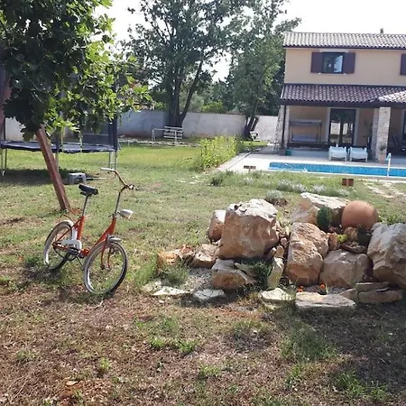With Mediterranean Garden וילה *