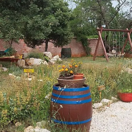 Villa With Mediterranean Garden Divsici